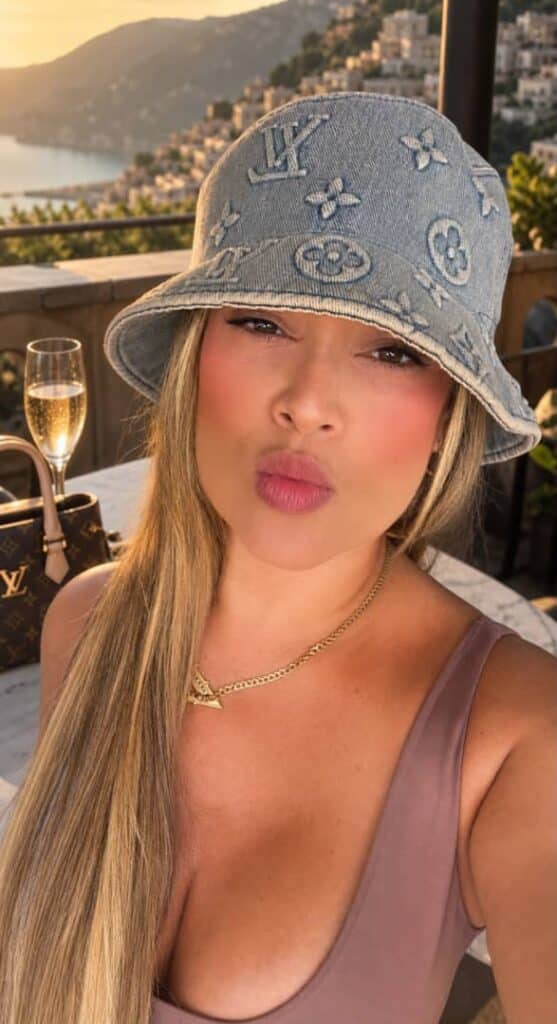 Sexy latina available for outcall