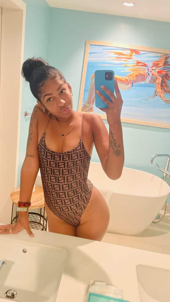 Cubana sexy recién llegada a las Bahamas