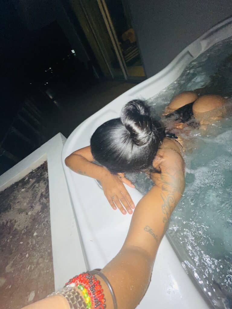 Cubana sexy recién llegada a las Bahamas