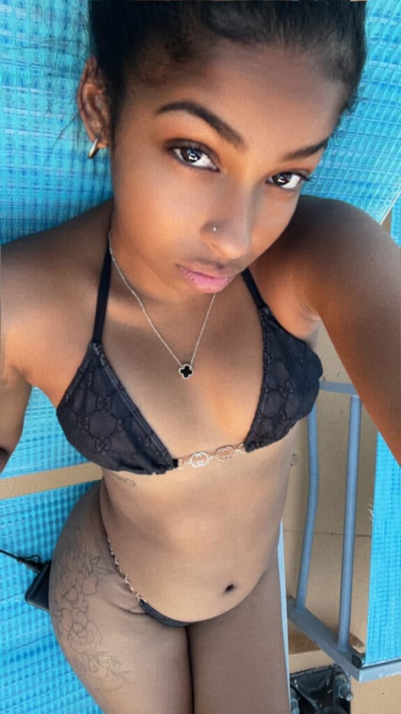 Cubana sexy recién llegada a las Bahamas